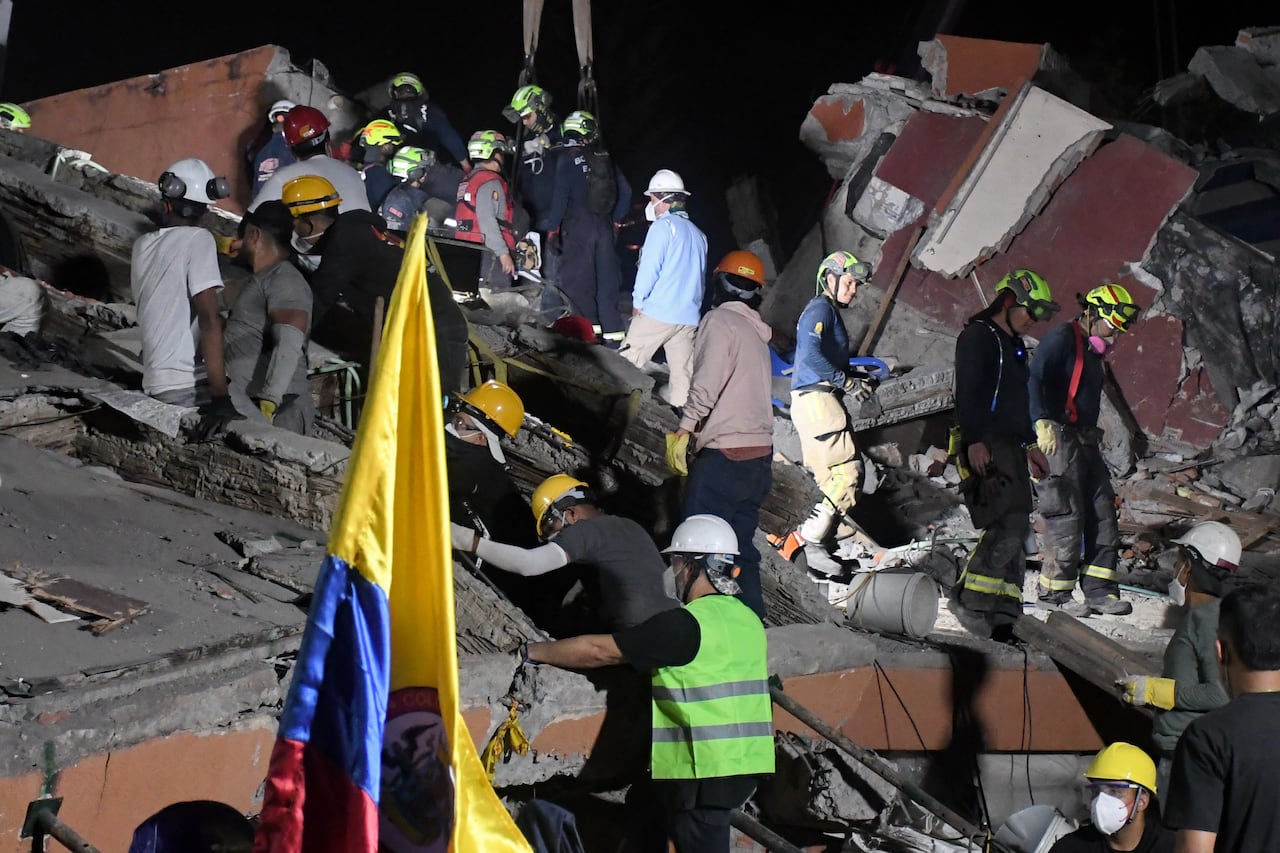 Cali: Luego de 72 horas del terremoto que afectó a la ciudad, el grupo de rescatistas y voluntarios continúa en su ardua labor durante día y noche, jornadas interminables con héroes invisibles que lo dan todo por rescatar con vida a los sobrevivientes