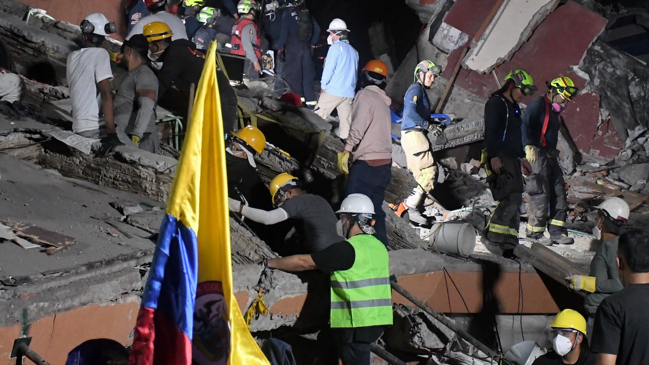 Cali: Luego de 72 horas del terremoto que afectó a la ciudad, el grupo de rescatistas y voluntarios continúa en su ardua labor durante día y noche, jornadas interminables con héroes invisibles que lo dan todo por rescatar con vida a los sobrevivientes