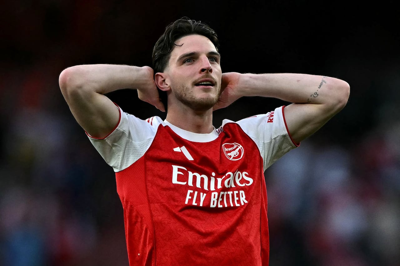 El centrocampista inglés del Arsenal, Declan Rice, con el número 41, observa el partido de la Premier League inglesa entre el Arsenal y el Fulham en el Emirates Stadium de Londres el 2 de mayo de 2026. (Foto de Ben Stansall / AFP)
