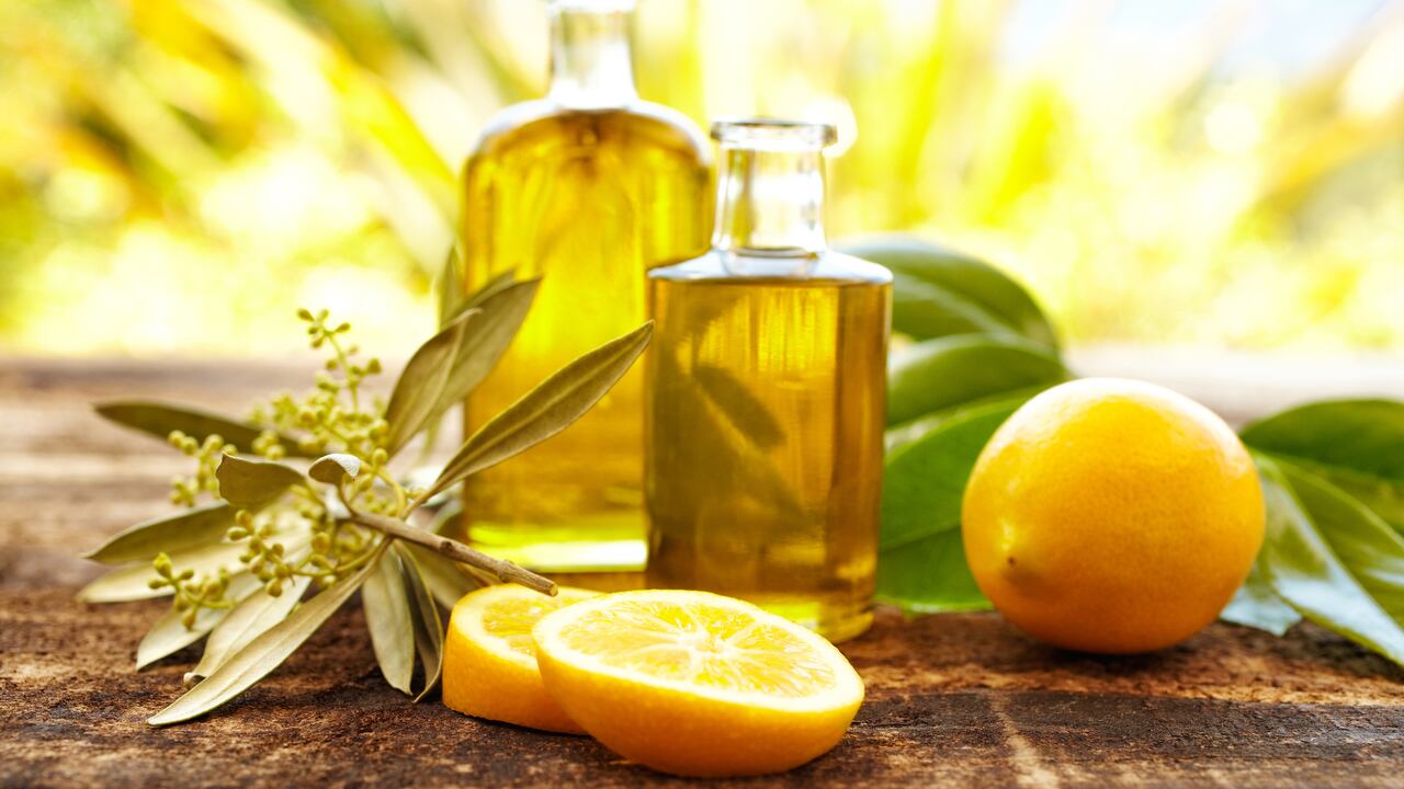 El aceite de limón es una herramienta esencial para mantener tu hogar limpio y fresco de manera natural.