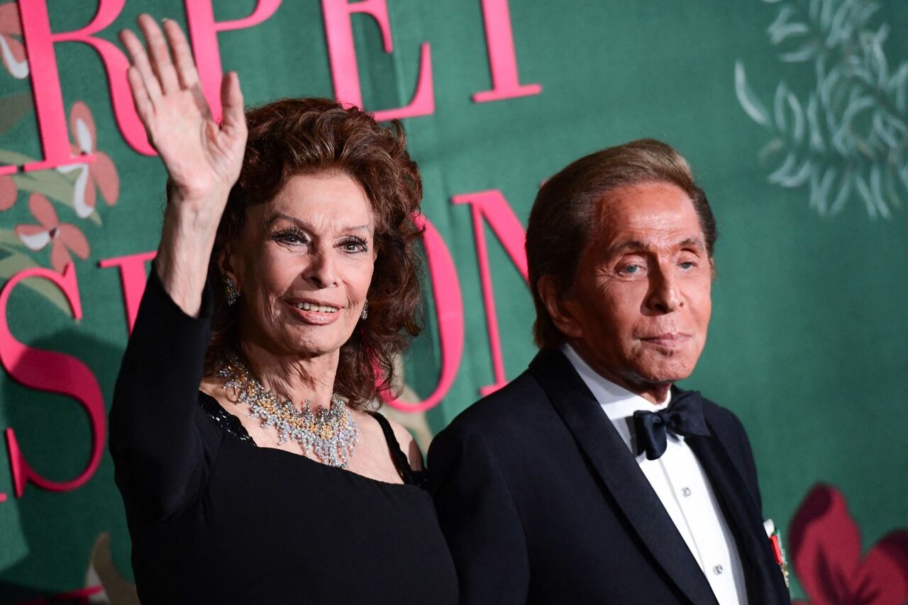 La actriz italiana Sophia Loren y el diseñador de moda italiano Valentino Garavani posan a su llegada para asistir a los Green Carpet Fashion Awards Italia en 2019.