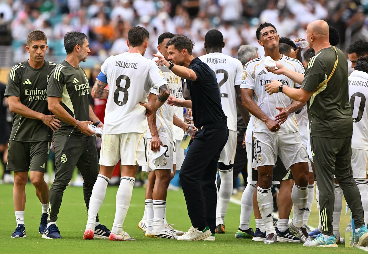 El seleccionador español del Real Madrid, Xabi Alonso, habla con sus jugadores durante la pausa para refrescarse del partido de octavos de final del Mundial de Clubes de la FIFA 2025 entre el Real Madrid y la Juventus, disputado en el Hard Rock Stadium de Miami el 1 de julio de 2025. (Foto de PATRICIA DE MELO MOREIRA / AFP)