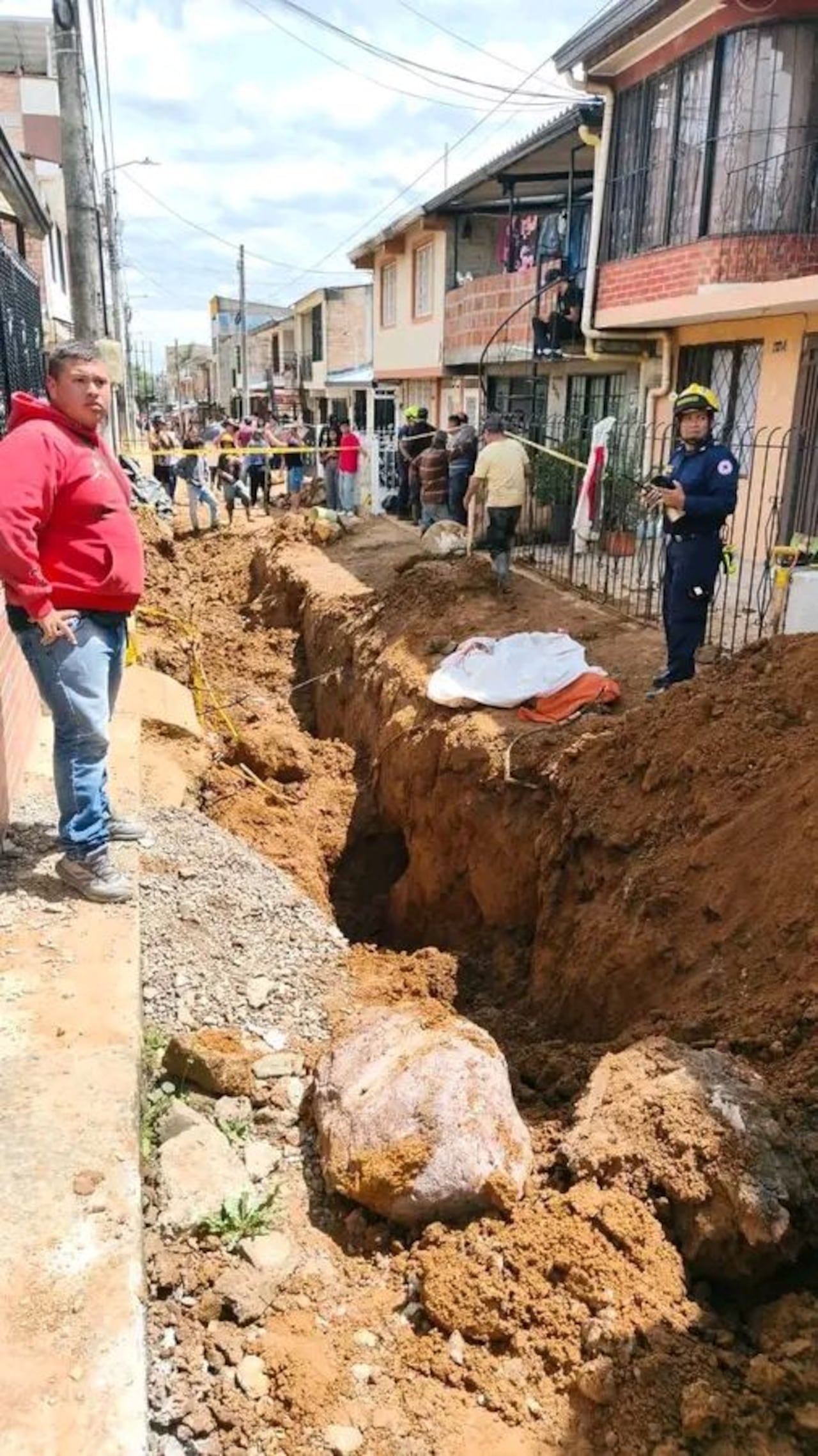 Unidades del Cuerpo de Bomberos Voluntarios de Popayán adelantaron las labores de rescate en medio de la conmoción de vecinos y familiares de las víctimas.