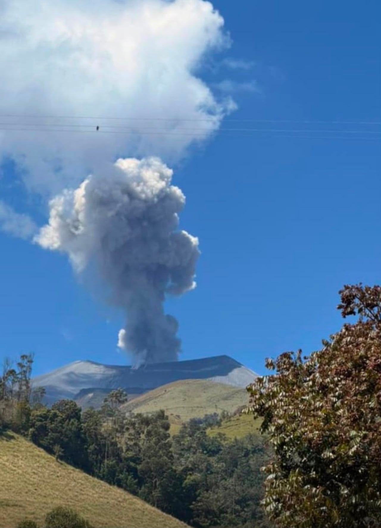 El Servicio Geológico Colombiano mantiene el monitoreo permanente de la actividad sísmica, las emisiones de gases y los cambios registrados en el sistema volcánico.