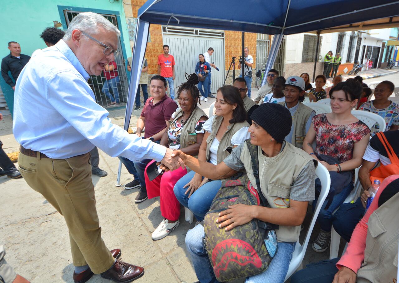 El ministro de Justicia, Néstor Osuna, socializa la Política Nacional de Drogas ‘Sembrando vida, desterramos el narcotráfico’ evento que se reqliza en el barrio Sucre en la carrera 11A entre calles 19 y 20. Es una actividad novedosa porque es la primera vez que un gobierno socializa con consumidores directamente una Política de Drogas. Y se eligió a Cali como la primera ciudad en la que se va a realizar esta actividad