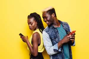 El uso de redes sociales puede convertirse en una forma pasiva de violencia, cuando uno de los miembros ignora al otro o le dedica menos tiempo.