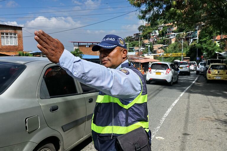 En las entradas a la capital del Valle, hubo flujo normal de vehículos. Sin embargo, se presentó un accidente con moto en la vía al mar, Vuelta del Cerezo. Foto Jorge Orozco.