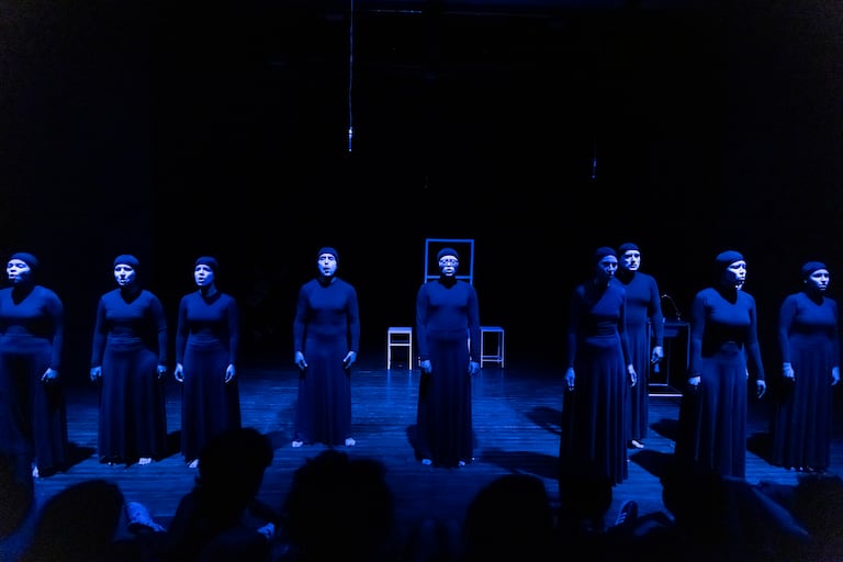 Ophelia Colectivo Escénico regresa al Teatrino del Teatro Municipal con “ALICIA. Drama en Cinco Actos Corales”, una propuesta escénica que combina música coral en vivo, teatro y danza para explorar el duelo desde una experiencia colectiva.