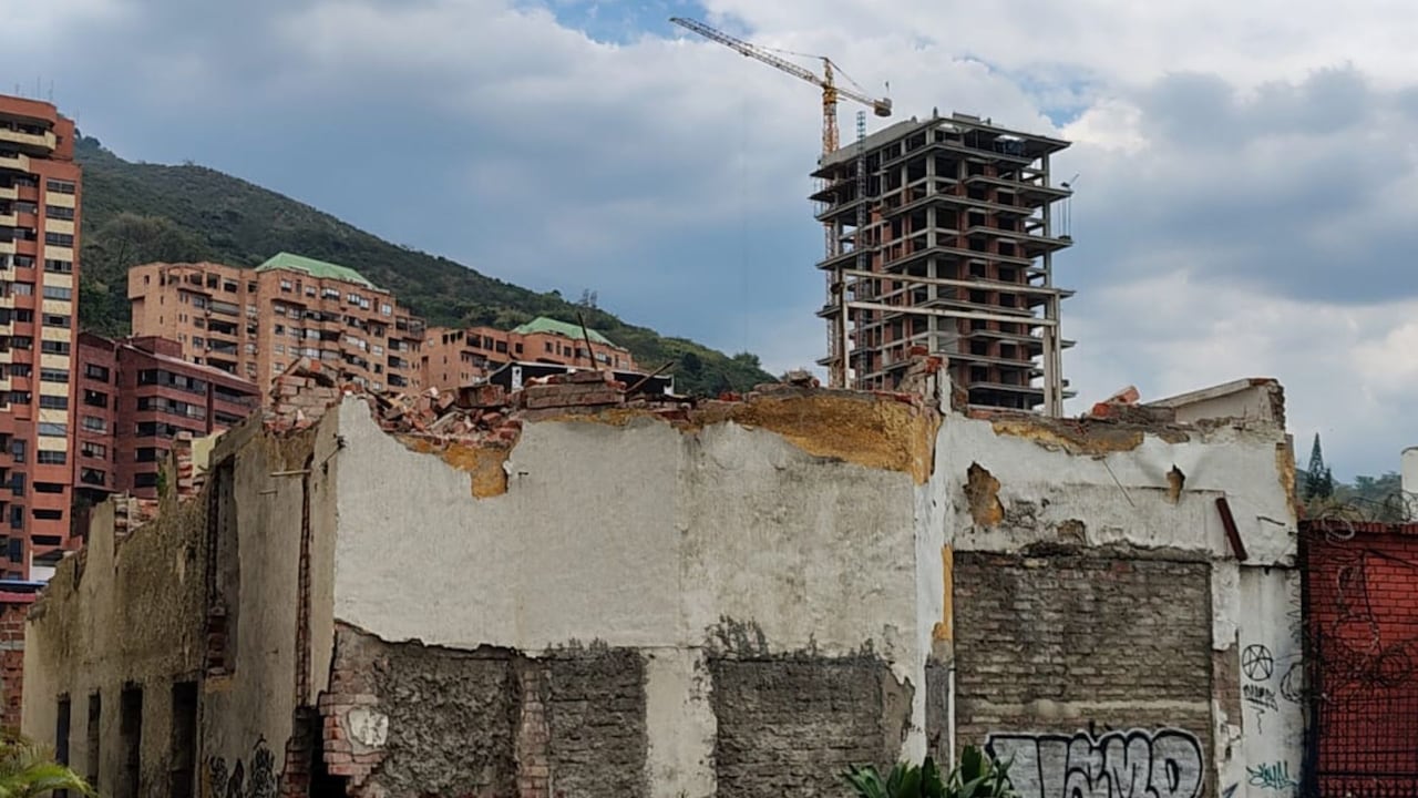 El predio, que ya había sido reportado por su estado de abandono, quedó con una mayor parte de la estructura destruida después del terremoto.