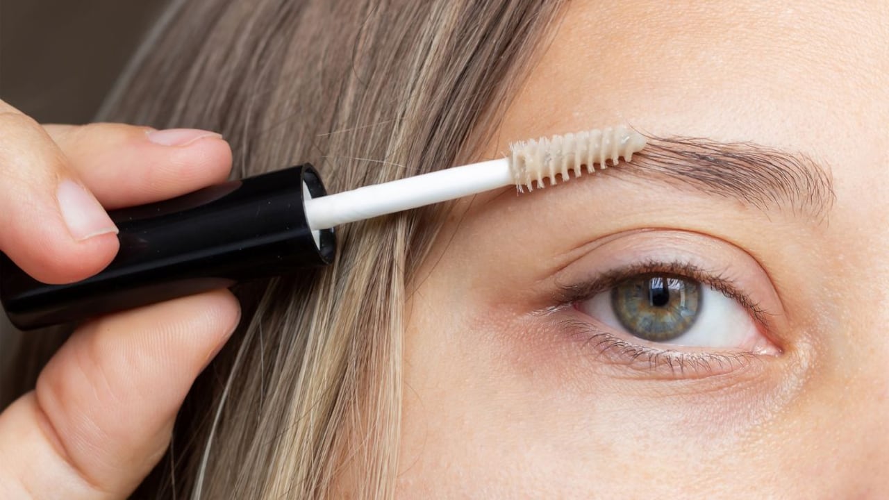 Quitar canas de las cejas.