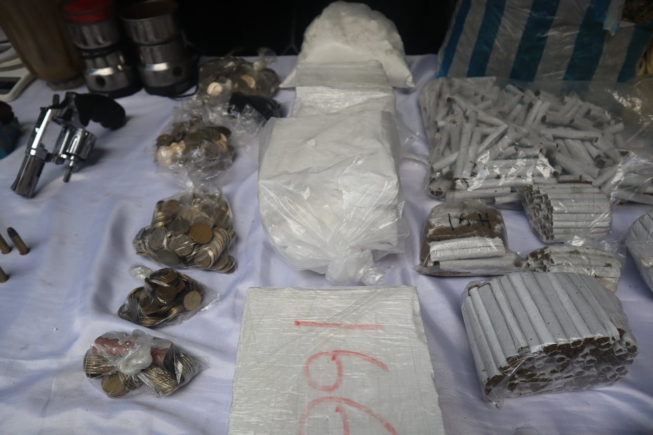 La Policía incautó 10.300 dosis de marihuana y derivados de cocaína durante el operativo.