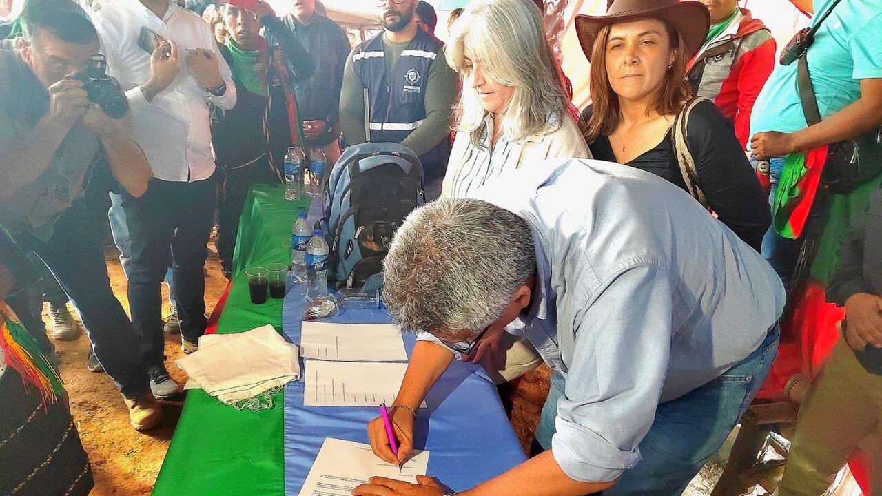 Luis Fernando Velasco firma acuerdo con la comunidad indígena que bloqueaba la vía Panamericana.
