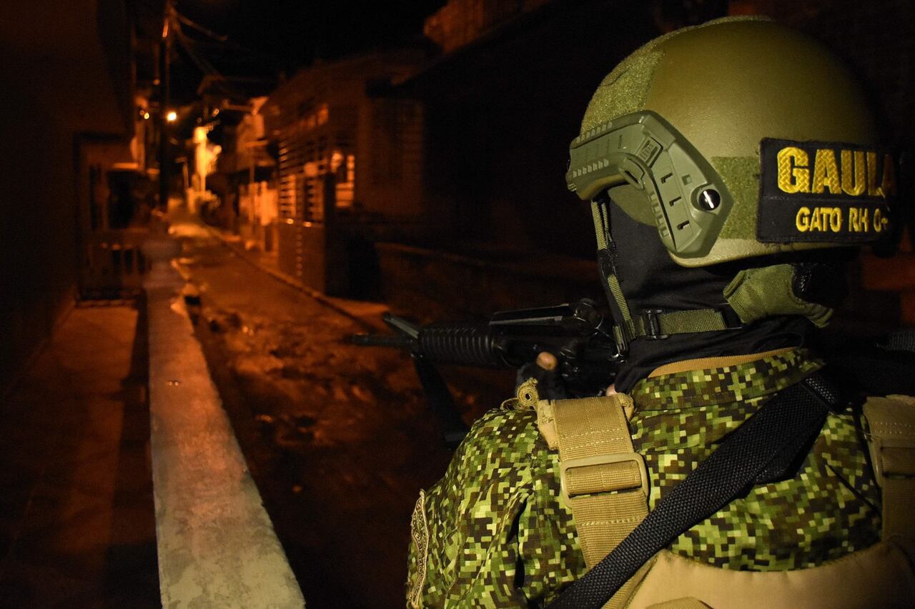 Patrullajes de Control Gaula y Ejército en las comunas de Buenaventura y Velorio de Niña Asesinada por bala pérdida en cruce de disparos de estas bandas criminales que se disputan el territorio.