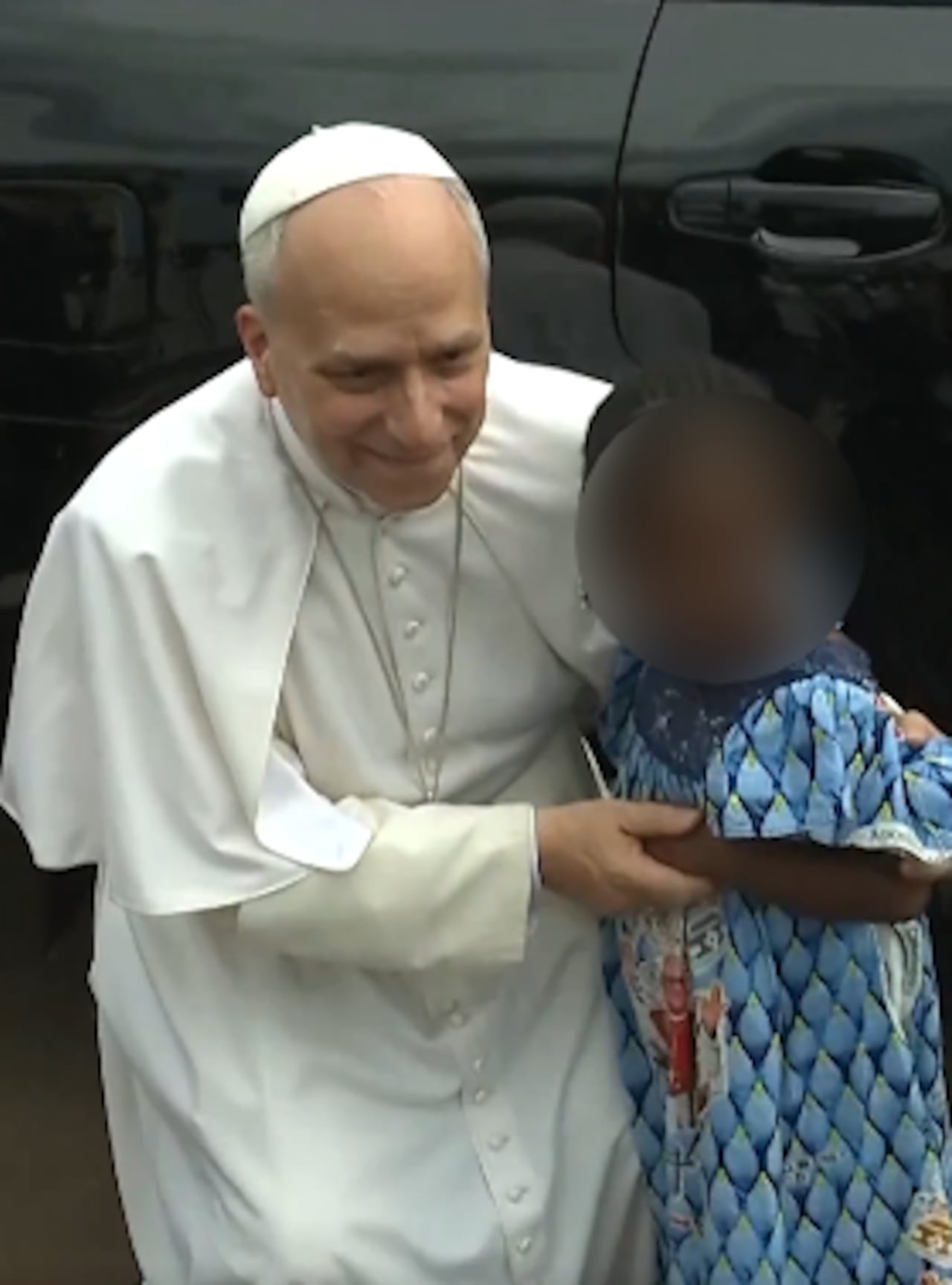 El pontífice y la pequeña se tomaron una fotografía y él le regaló un rosario.