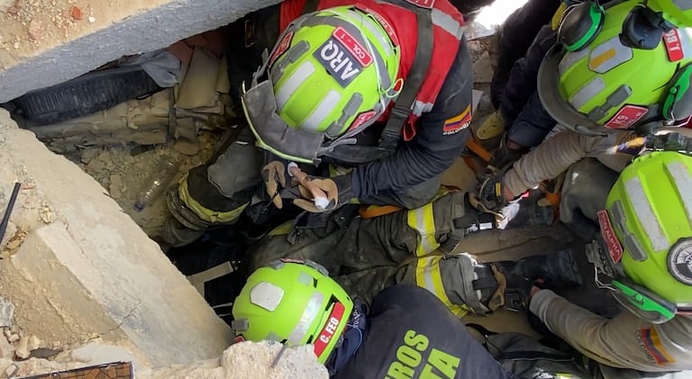El rescate de Moisés, un niño de 11 años localizado con vida por el equipo colombiano USAR COL-1 en La Guaira, Venezuela, se convirtió en el primer salvamento exitoso de la misión humanitaria desplegada por Colombia tras los terremotos en Venezuela.