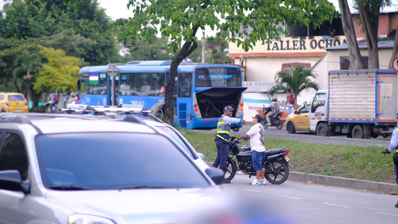 En una de las arterias viales de Cali, un motociclista fue sorprendido circulando en contravía y sin casco, por lo que fue notificado por un agente de Tránsito. Los conductores de moto son uno de los actores viales que más multas reciben por su actuar en las calles.