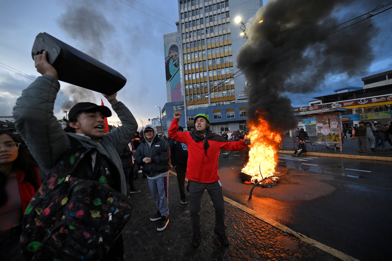 Demonstrators clash with riot police officers during an anti-government protest in support of the national strike called by CONAIE (Ecuador's largest indigenous organization) in Quito on September 30, 2025. Ecuador's largest Indigenous rights organization, Conaie, said Efrain Fuerez was shot three times by soldiers during demonstrations on September 28, 2025, and held President Daniel Noboa responsible for his death. (Photo by Rodrigo BUENDIA / AFP)