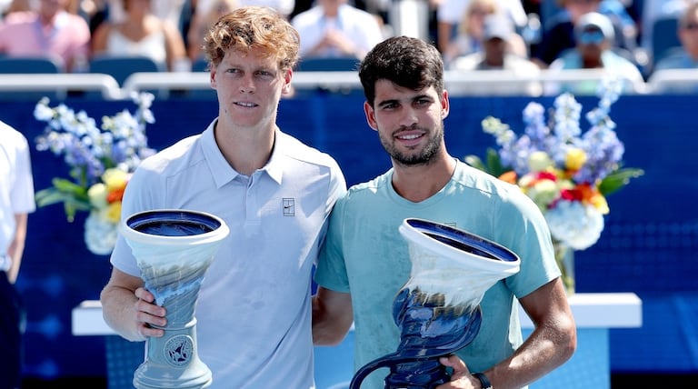 Carlos Alcaraz (der.) y Jannik Sinner, dos de los máximos exponentes del tenis en la actualidad.