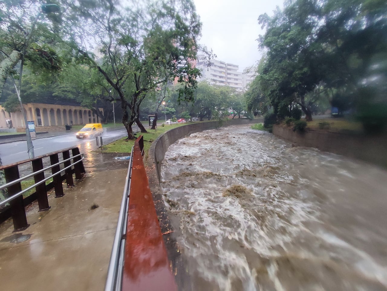 Cali pasada por lluvias durante el fin de semana, con un intenso aguacero amaneció la capital del Valle del Cauca, desde las primeras horas del día. Entre los barrios más afectados se encuentran: Alameda, Junín, Las Granjas, Terrón Colorado, Decepaz, San Judas, Los Lagos y Valle del Lili, a lo que se suma el oeste con el aumento considerable en el caudal del Río Cali. Foto José L Guzmán. EL País febrero 4-24