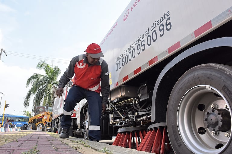 Empresa VEOLIA Entregó 6 Vehículos a la Alcaldía.