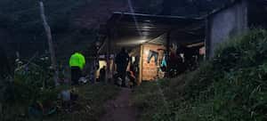 Tomando las respectivas de medida de seguridad, los soldados, policías e investigadores llegaron hasta la zona rural del municipio de Guadalupe para capturar a estos sujetos.