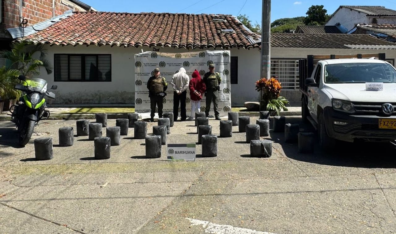 Uniformados de la Seccional de Tránsito y Transporte del Departamento de Policía Valle realizaron el operativo sobre la vía Cali – Andalucía, a la altura de San Pedro, de ahí que materializaron esta dos capturas.