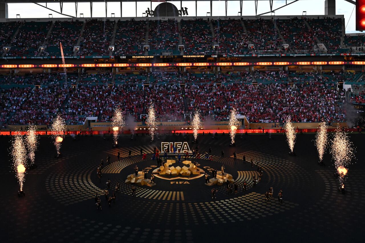 Fuegos artificiales se encienden durante la ceremonia de apertura del Mundial de Clubes 2025 antes del partido de fútbol del Grupo A entre el Al-Ahly de Egipto y el Inter de Miami de EE.UU. en el estadio Hard Rock.