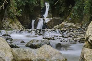El río Cali, nace en el Alto del Buey en los Farallones de Cali y desemboca en el Río Cauca, donde llega totalmente contaminado, luego de llenar de vida a su paso por Cali.