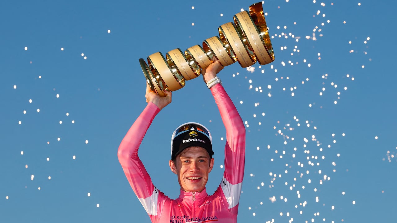 El ciclista danés Jonas Vingegaard, del equipo Visma Lease a Bike, luce el maillot rosa de líder de la clasificación general y sostiene el trofeo mientras celebra en el podio tras ganar el Giro de Italia 2026, la carrera ciclista que discurre entre Roma y Roma, Italia, el 31 de mayo de 2026. (Foto de Luca Bettini / AFP)