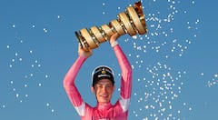 El ciclista danés Jonas Vingegaard, del equipo Visma Lease a Bike, luce el maillot rosa de líder de la clasificación general y sostiene el trofeo mientras celebra en el podio tras ganar el Giro de Italia 2026, la carrera ciclista que discurre entre Roma y Roma, Italia, el 31 de mayo de 2026. (Foto de Luca Bettini / AFP)