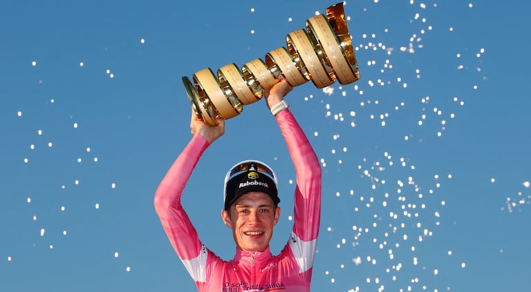 El ciclista danés Jonas Vingegaard, del equipo Visma Lease a Bike, luce el maillot rosa de líder de la clasificación general y sostiene el trofeo mientras celebra en el podio tras ganar el Giro de Italia 2026, la carrera ciclista que discurre entre Roma y Roma, Italia, el 31 de mayo de 2026. (Foto de Luca Bettini / AFP)