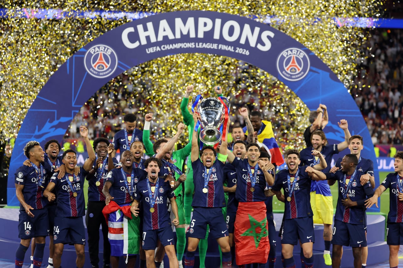 El defensa brasileño del Paris Saint-Germain, Marquinhos, número 05, levanta el trofeo tras ganar la final de la Liga de Campeones de la UEFA entre el Paris Saint-Germain (PSG) y el Arsenal FC en el Puskás Arena de Budapest el 30 de mayo de 2026. (Foto de Odd ANDERSEN / AFP)