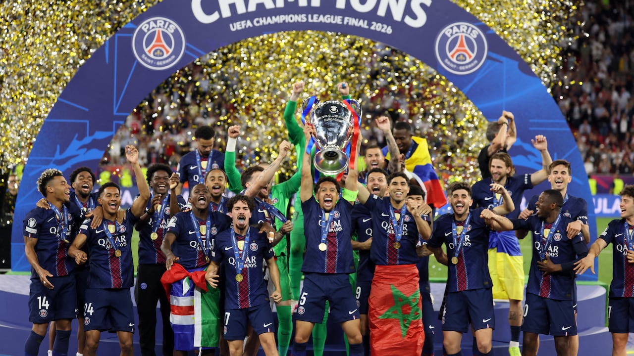 El defensa brasileño del Paris Saint-Germain, Marquinhos, número 05, levanta el trofeo tras ganar la final de la Liga de Campeones de la UEFA entre el Paris Saint-Germain (PSG) y el Arsenal FC en el Puskás Arena de Budapest el 30 de mayo de 2026. (Foto de Odd ANDERSEN / AFP)