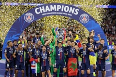 El defensa brasileño del Paris Saint-Germain, Marquinhos, número 05, levanta el trofeo tras ganar la final de la Liga de Campeones de la UEFA entre el Paris Saint-Germain (PSG) y el Arsenal FC en el Puskás Arena de Budapest el 30 de mayo de 2026. (Foto de Odd ANDERSEN / AFP)