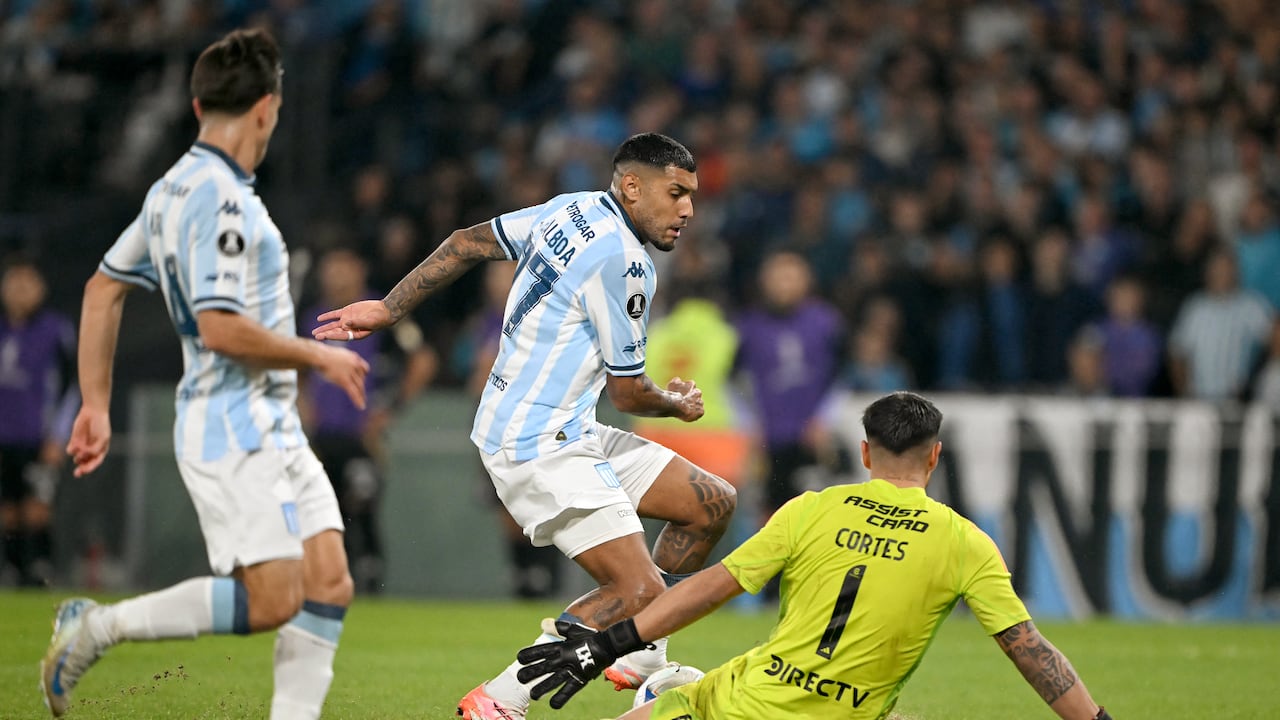 Racing de Argentina goleó a Colo Colo de Chile en Buenos Aires.