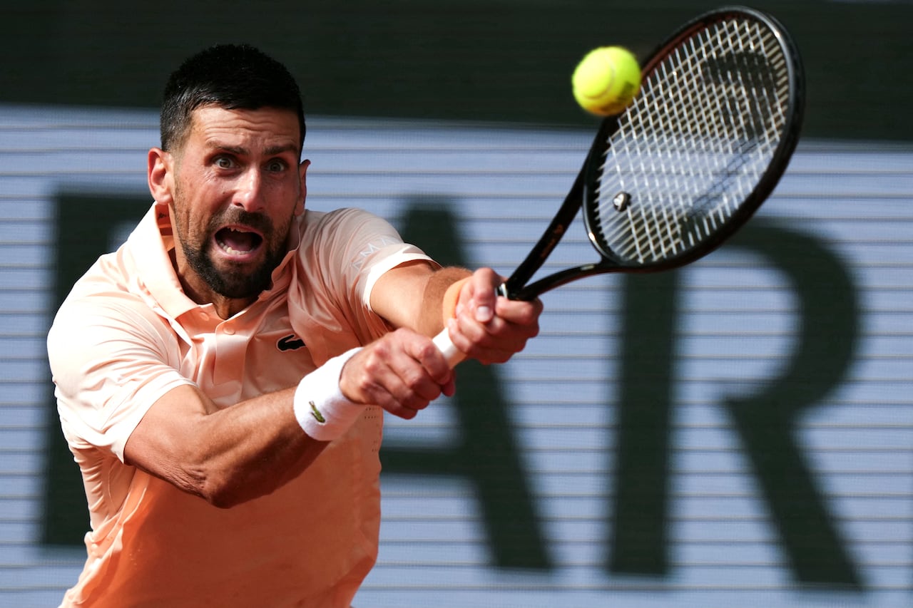 El serbio Novak Djokovic devuelve un revés al brasileño Joao Fonseca durante su partido individual masculino en la sexta jornada del torneo de tenis Roland Garros, disputado en la pista Philippe-Chatrier del complejo Roland-Garros en París el 29 de mayo de 2026. (Foto de Dimitar DILKOFF / AFP)
