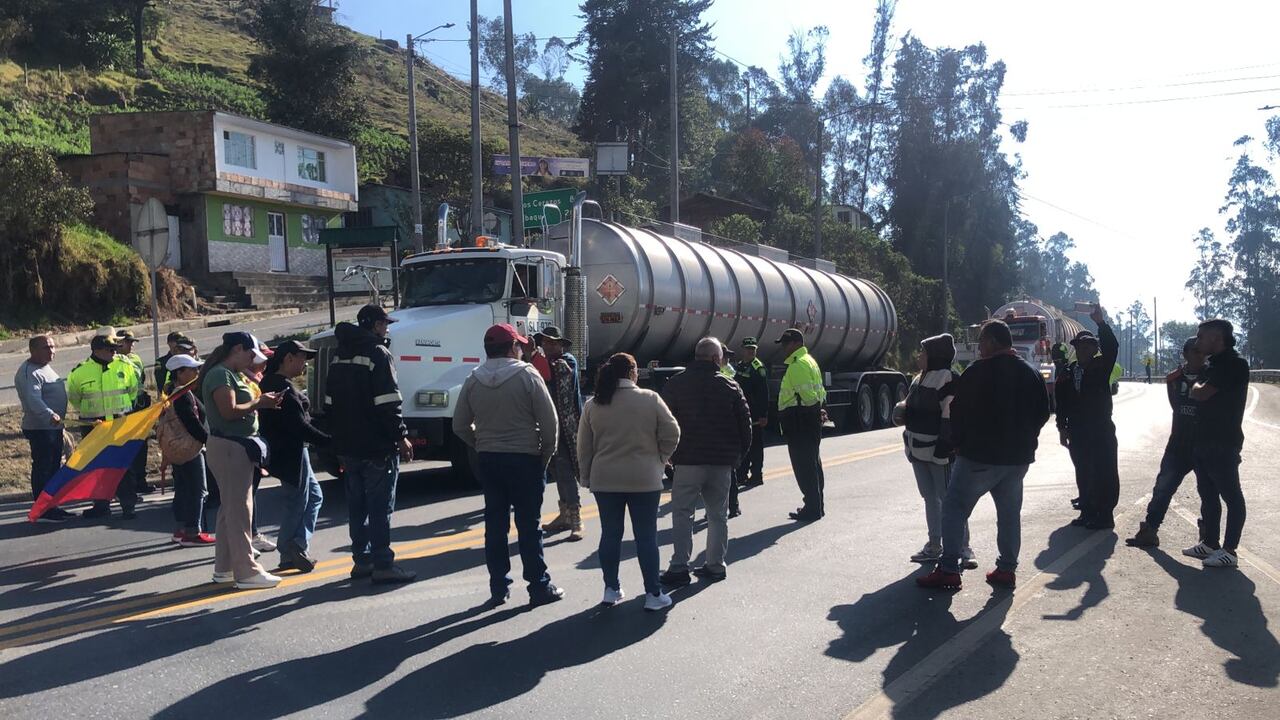 Desde las primeras horas de este 22 de enero, habitantes de Chipaque cerraron la vía.