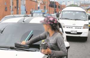 Esta joven dice que lleva más de un año ganándose la vida como limpiaparabrisas en el semáforo de la Carrera 5 con Calle 25.
