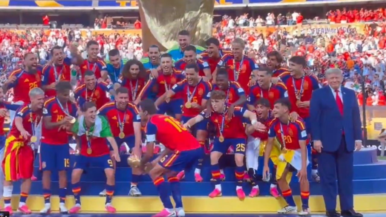 Trump se negó a retirarse incluso cuando los jugadores iban a levantar el trofeo.