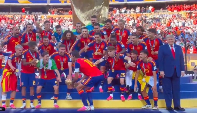 Trump se negó a retirarse incluso cuando los jugadores iban a levantar el trofeo.