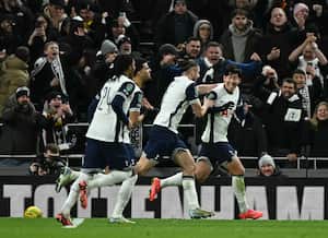 El delantero surcoreano #07 del Tottenham Hotspur, Son Heung-Min, anota el cuarto gol del equipo.