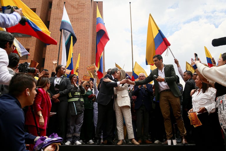 El candidato Sergio Fajardo junto a su fórmula vicepresidencial, Edna Bonilla realizaron la inscripción de su candidatura en la Registraduria Nacional.