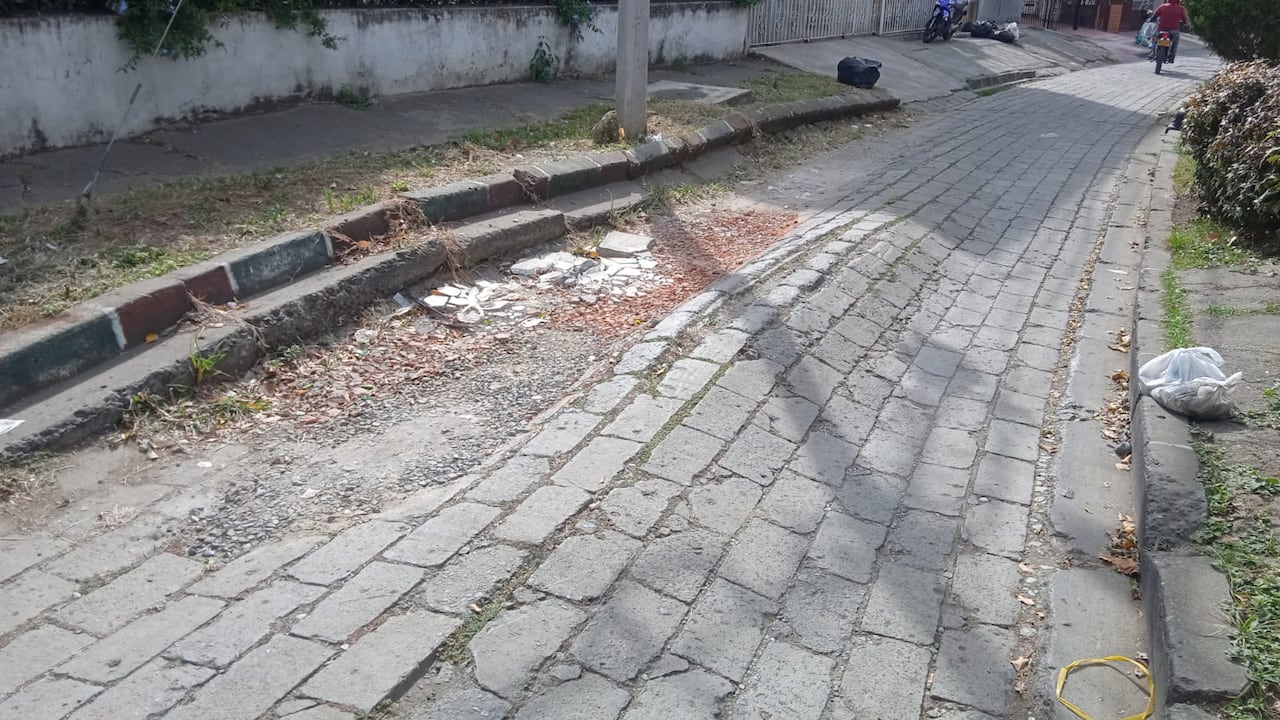 Vecinos del barrio explican las dificultades que enfrentan los vehículos para ingresar por algunas vías afectadas por el desgaste de la infraestructura vial.