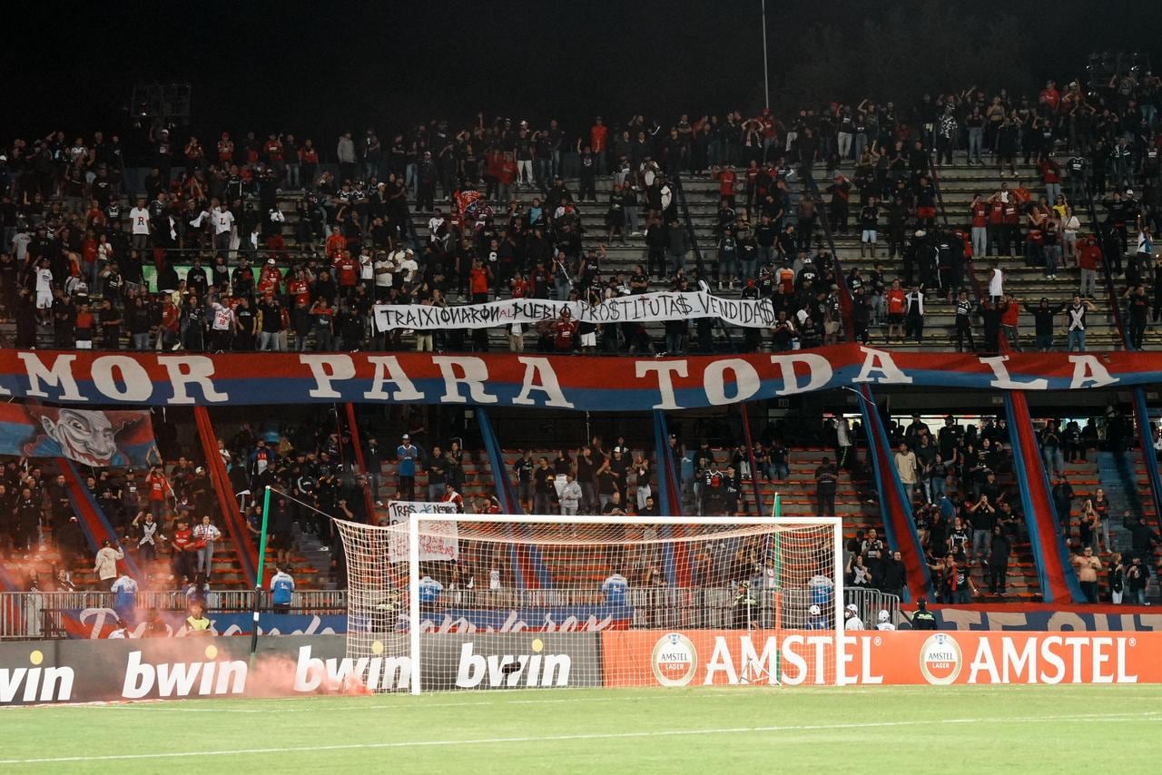 Protesta de los hinchas del Independiente Medellín que suspendió el partido de Copa Libertadores contra Flamengo.