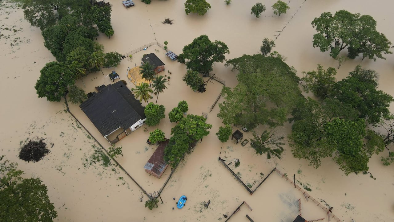 En los departamentos de Meta y Casanare, alerta máxima por ola invernal. Alerta máxima en el Río Upia.
Las fuertes lluvias tienen en alerta roja el cauce del río Upía. La Dirección de Gestión del Riesgo reporta un peligroso aumento en el nivel del agua y ordena a las comunidades ribereñas extremar precauciones.