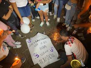 Familiares y amigos de Sara Gil realizan una velatón luego de que las autoridades hallaran su cuerpo.