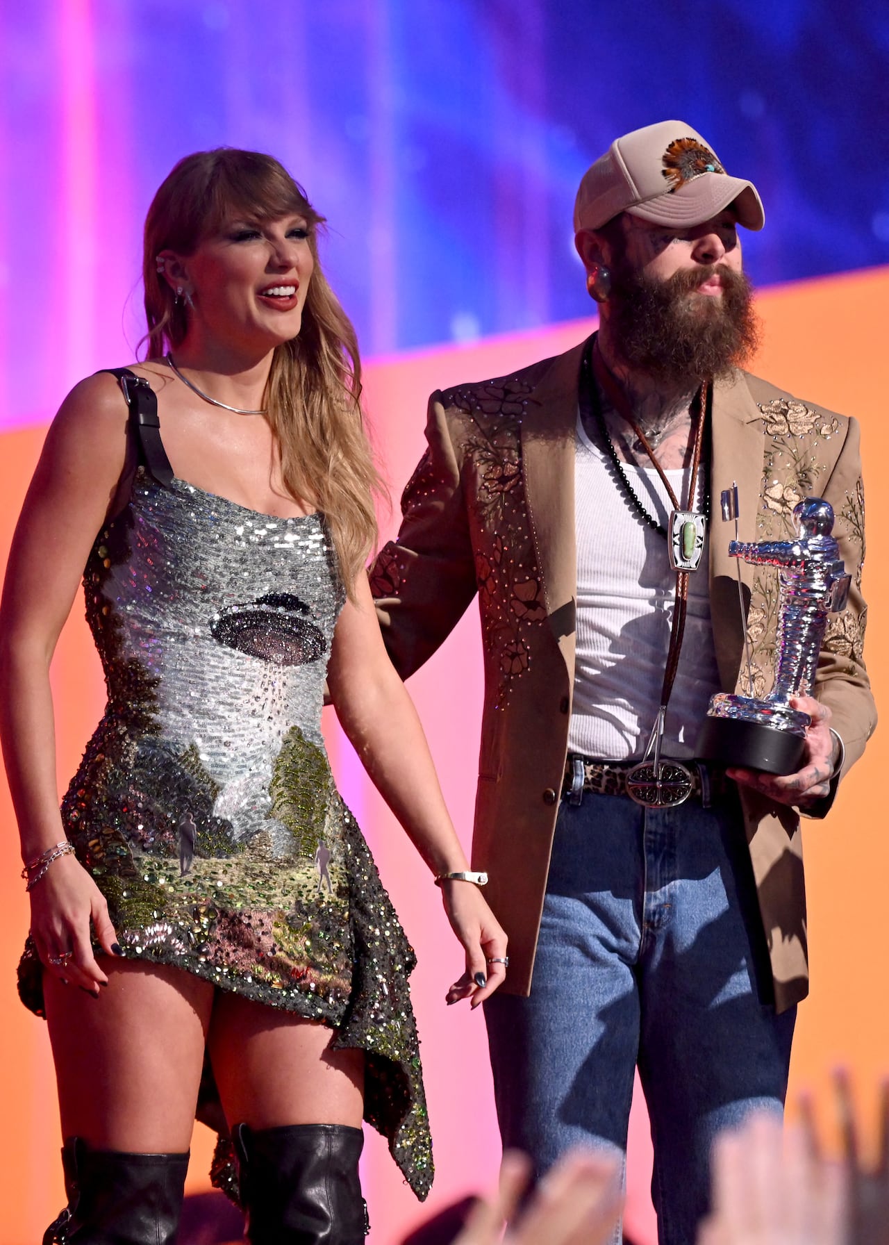 Taylor Swift y Post Malone reciben
premio en el escenario durante los MTV Video Music Awards 2024.