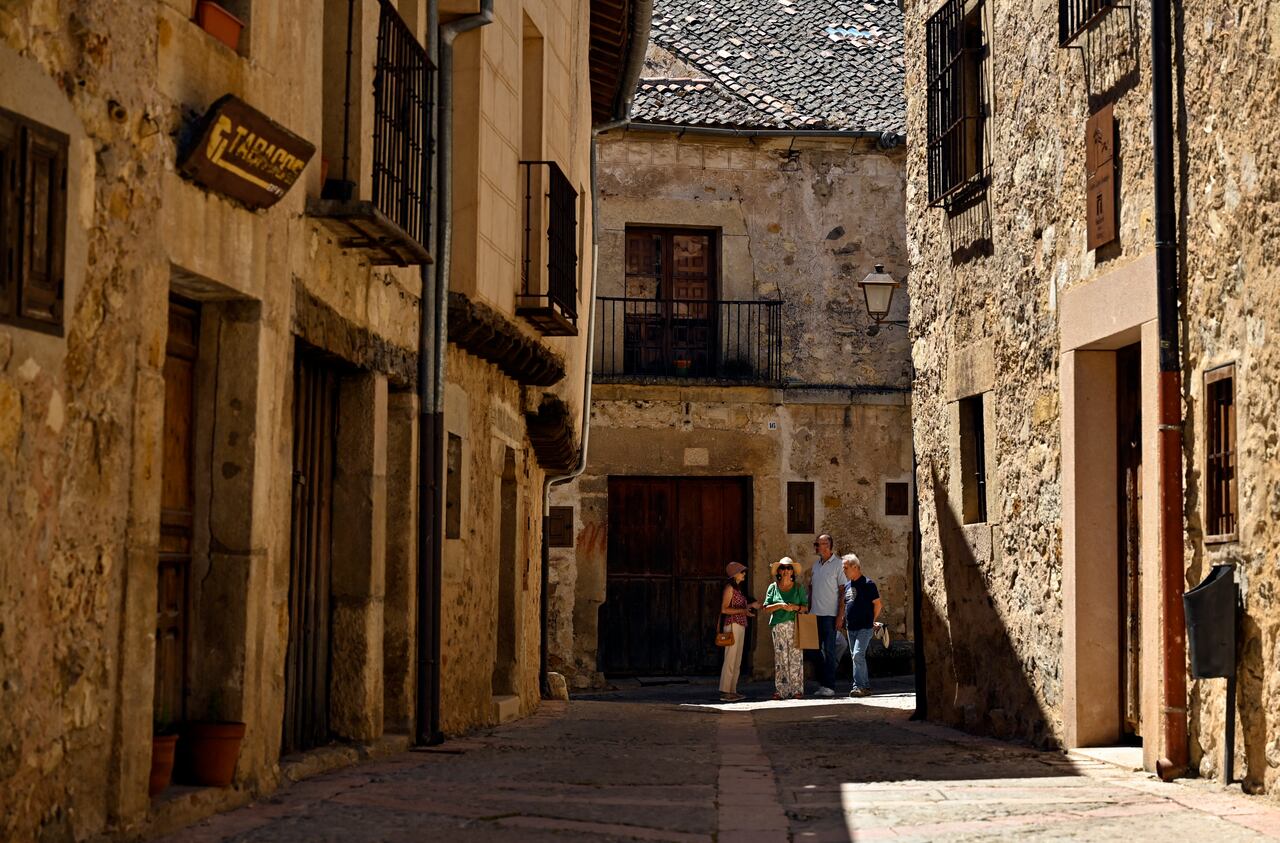 Esta fotografía tomada el 13 de julio de 2023 muestra la ciudad medieval amurallada de Pedraza, en la provincia española de Segovia.