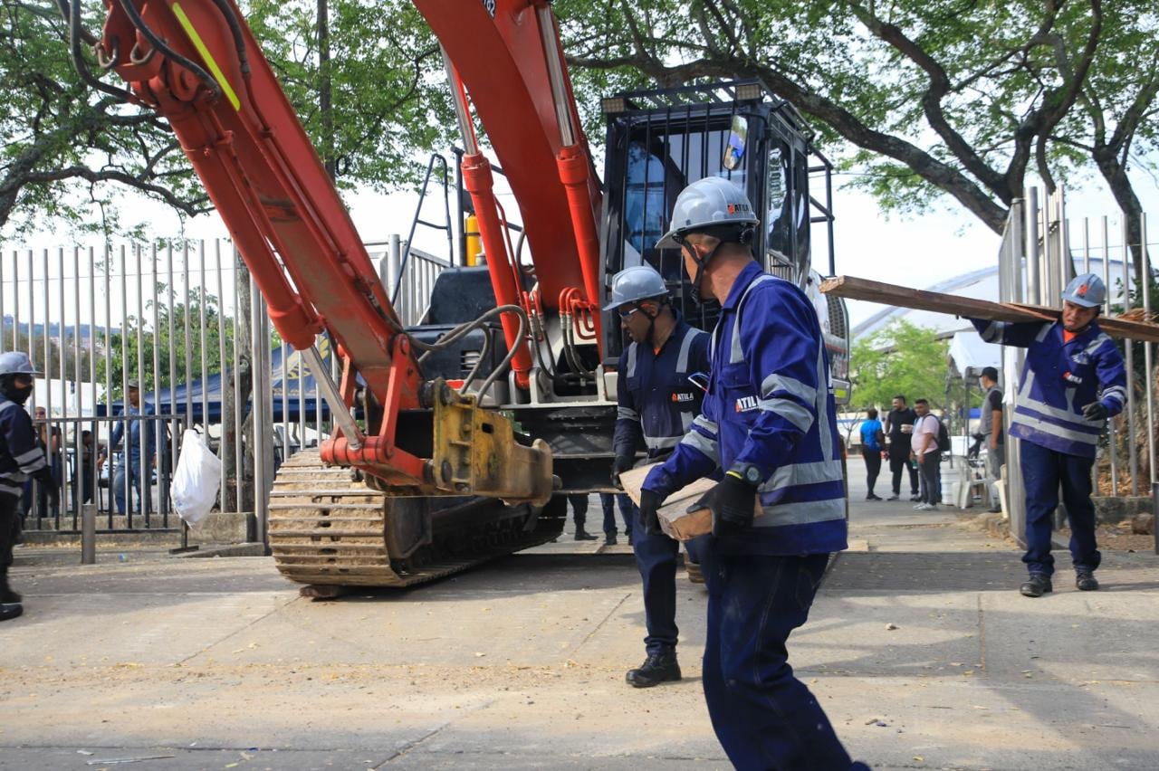 La maquinaria especializada ingresó a la Unidad Residencial Guadalupe para comenzar el proceso de demolición mecánica controlada.