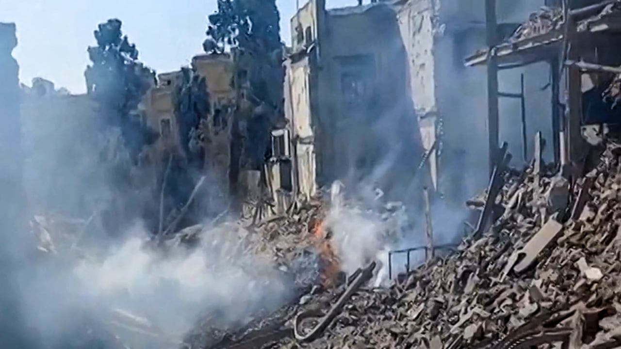 Columna de humo y desastres cubren el horizonte de Teherán después del ataque conjunto de Estados Unidos e Israel